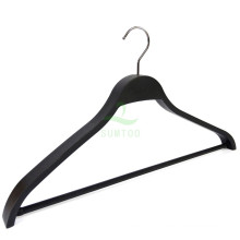 черная пластиковая вешалка для одежды для модных магазинов